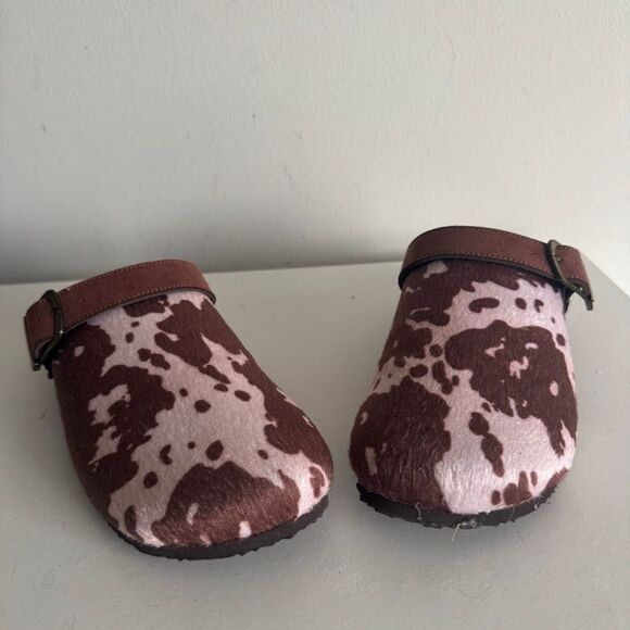 Old Navy Animal Cow Print Side Buckle Clogs Size 9 - Picture 3 of 7